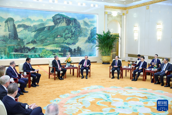 曾經在中國經商的美國參議員戴恩斯，和中國國務院總理李強見面，試圖為接下來的兩國元首見面打下基礎。翻攝新華網