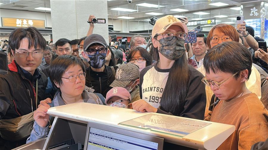 中配亞亞晚間偕家人現身松機引混亂　出境前高喊：「會堂堂正正回來！」