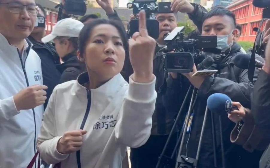廣告時間吐真言？秦慧珠批徐巧芯比中指、穿睡衣「走火入魔」