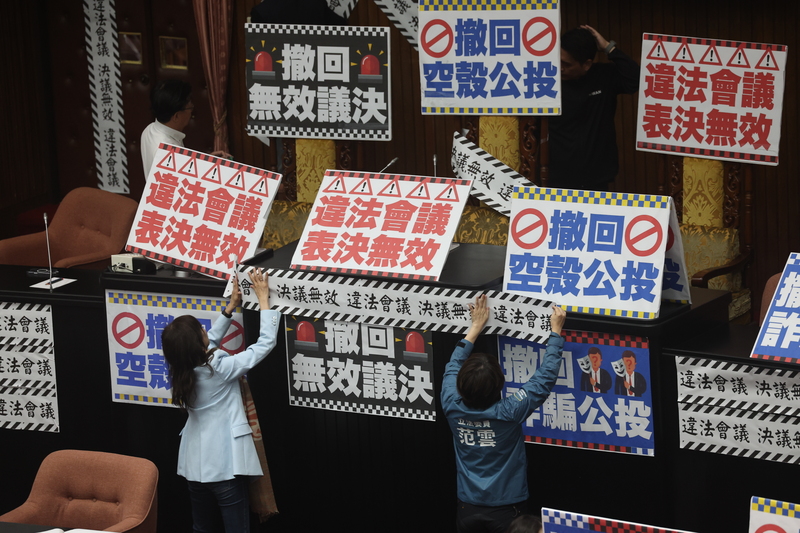 民進黨立法院黨團28日一早7點拆除議場門上封條，搶先進入，在場內布置封條，並以標語手牌占據主席台。中央社