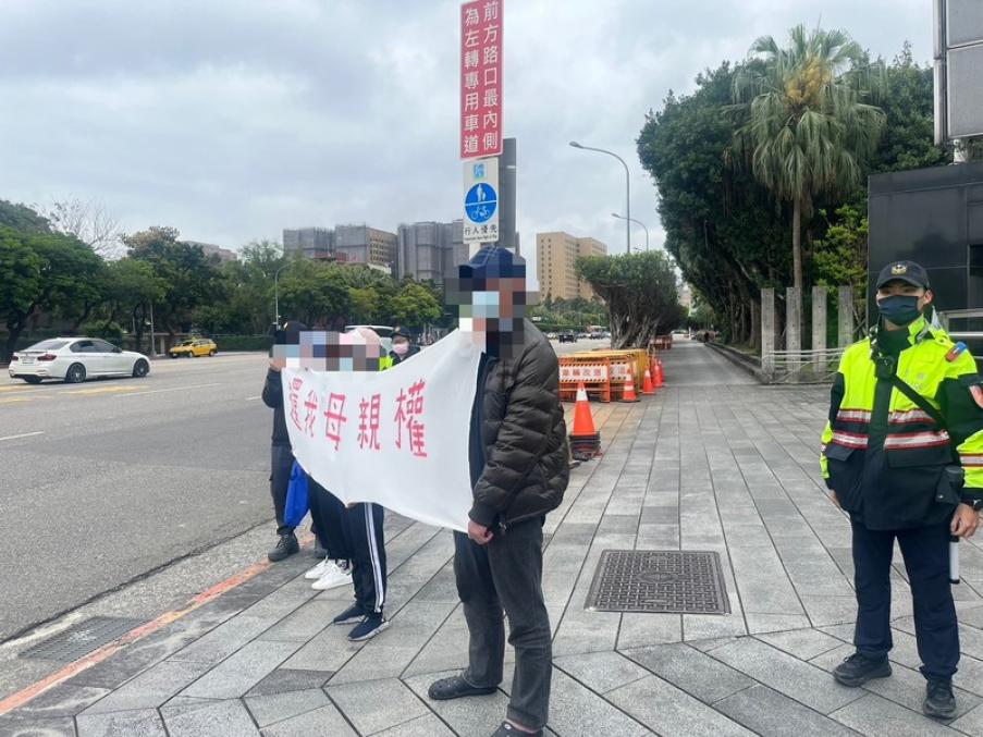 離台倒數！中配小微、恩綺總統府前拉布條「還我母親權」　八炯不忍開嗆了