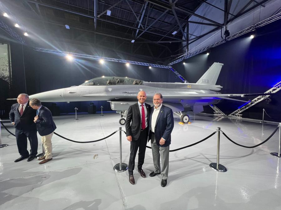 國軍新購F-16V Block 70戰機首架交機　國防部副部長柏鴻輝代表見證