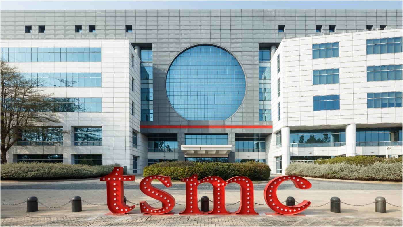 台積電火紅的TSMC，將取代中油五輕廠，成為搭高鐵旅客到達高雄左營站時最顯目的標誌。翻攝台積電官網