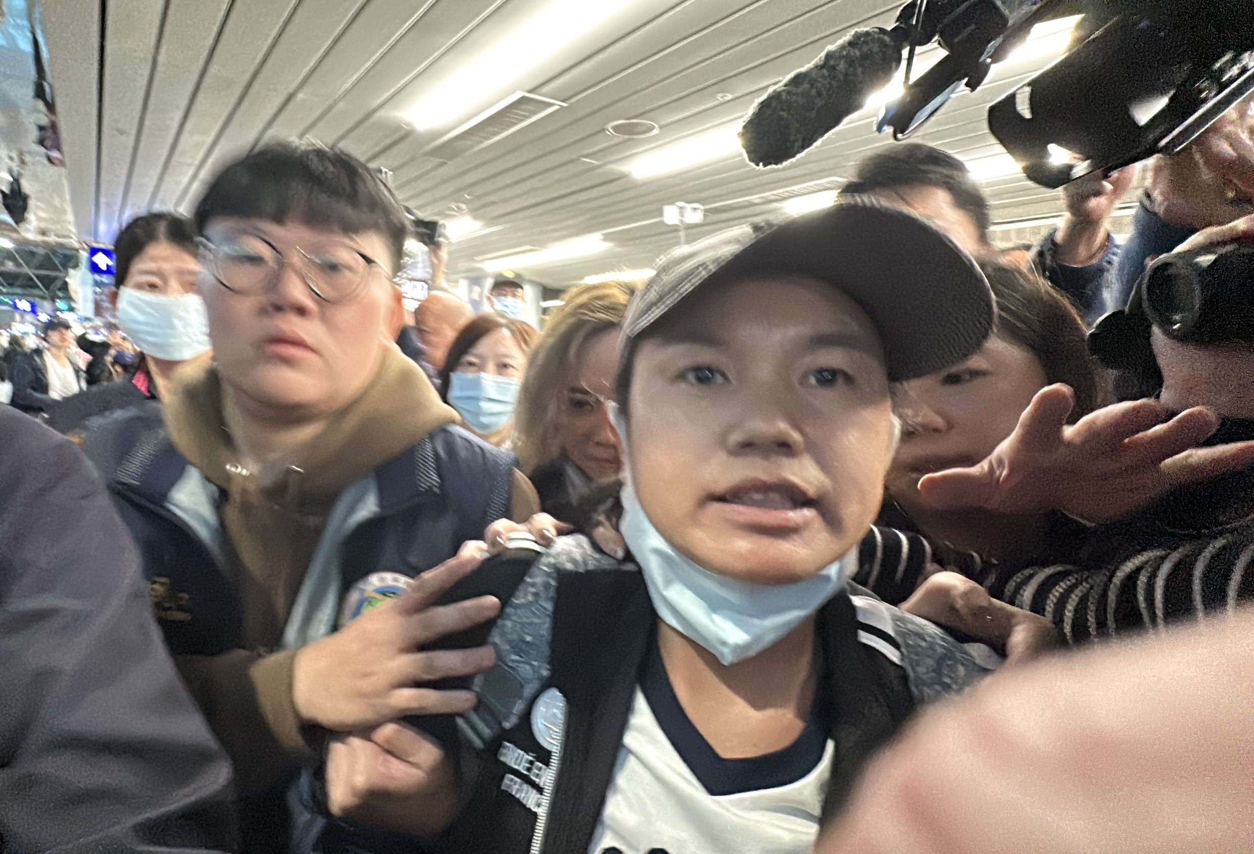 中配「小微」在桃園機場出境前把握最後機會，用台灣當局形容政府，她一直問，做一個愛家愛國的人，有錯嗎？林啟弘攝