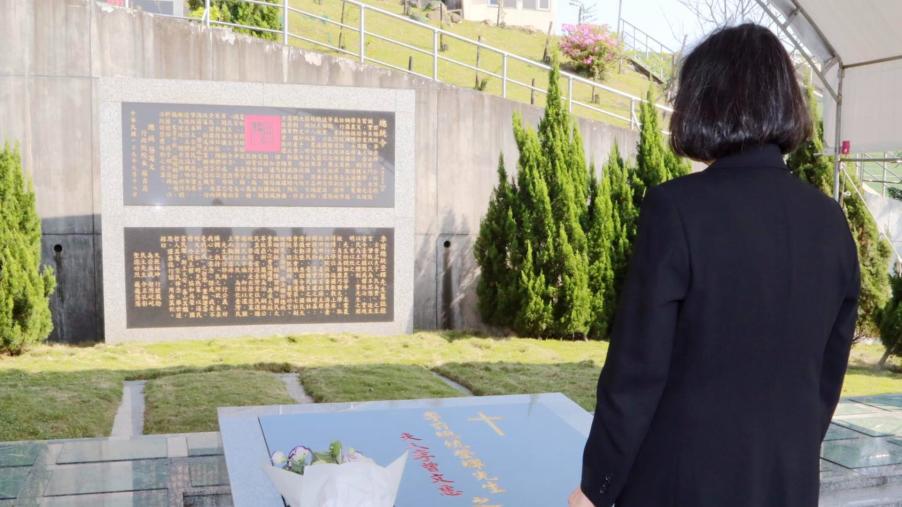 赴五指山致敬李登輝　蔡英文：關鍵時刻要團結「台灣民主足以面對國際挑戰」