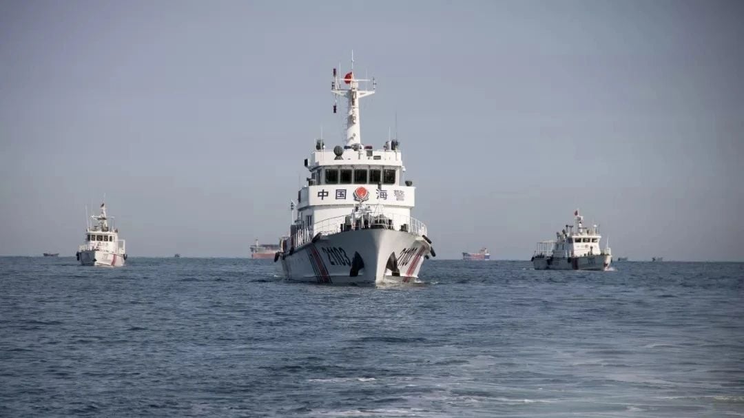 中國海警船在釣魚台驅趕日籍漁船，日本海上保衛廳則派船驅趕中國海警船，中日雙方互相驅趕對方船隻。翻攝中國海警局官網