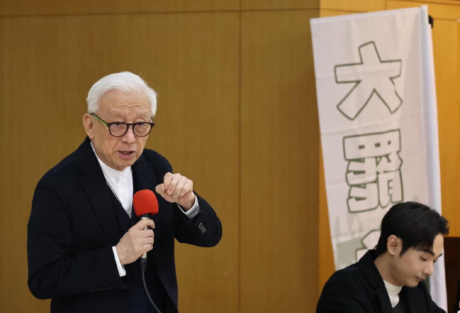 對於關稅戰下，國民黨提出停止大罷免一事，聯電創辦人曹興誠（左）表示，這是國民黨的詭計。資料照片／林啟弘攝