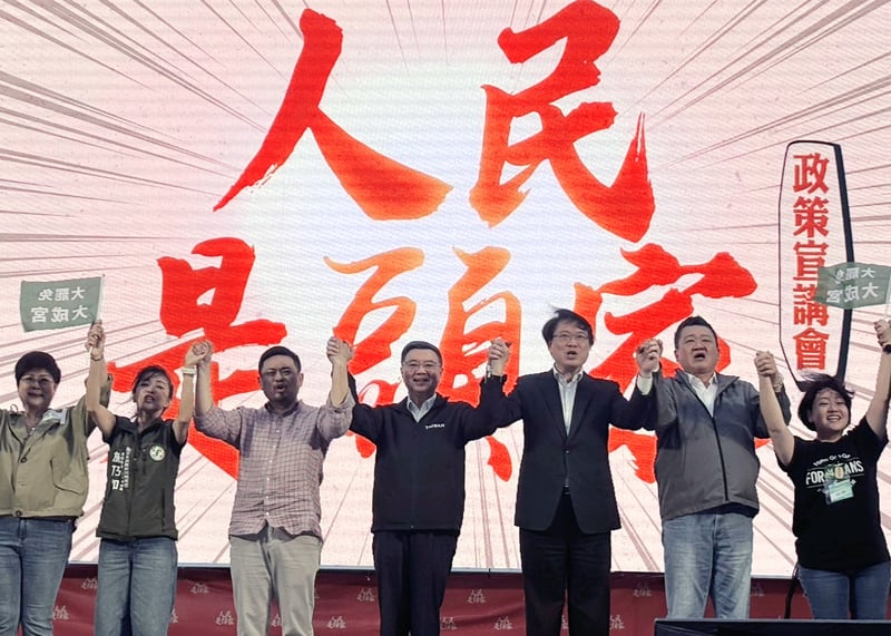 民進黨12日在新竹市辦「人民是頭家」政策宣講會，行政院長卓榮泰（中）與民進黨秘書長林右昌（右3）等人出席，攜手高呼口號呼籲民眾團結守護台灣。 中央社