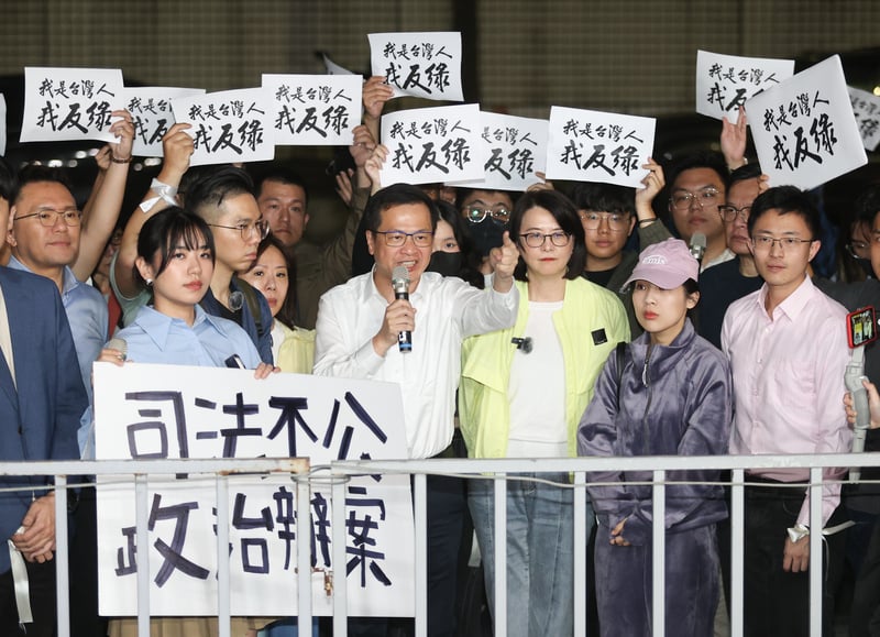 國民黨立委王鴻薇（前右3）、羅智強（前右4）、徐巧芯（前右2）14日晚間在台北地檢署外舉行記者會，抗議司法不公、政治辦案。中央社