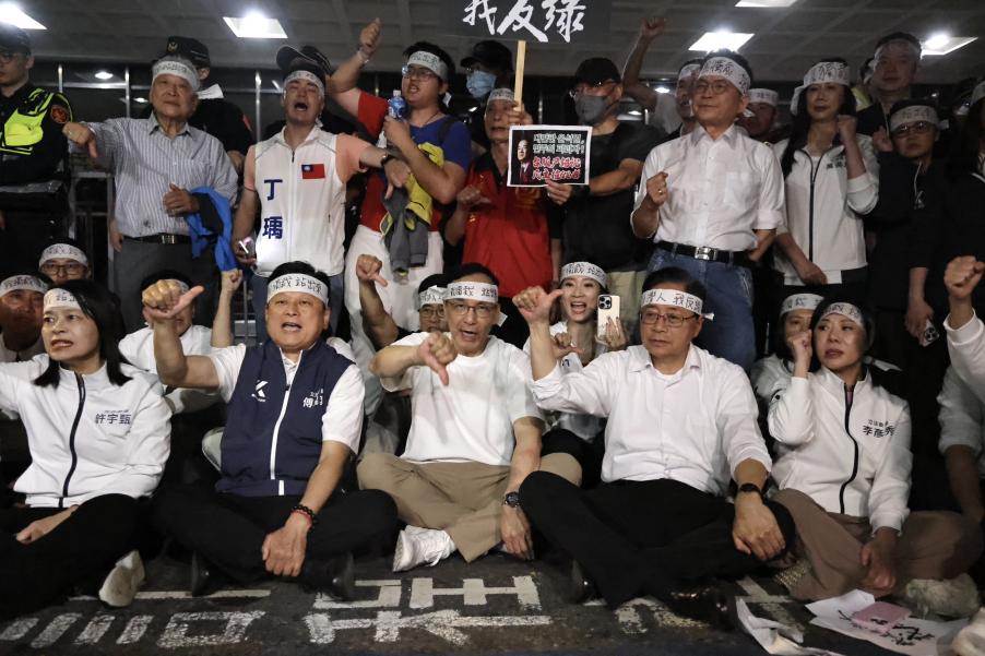 藍營首長齊聚北檢抗議！　朱立倫號召4/26上凱道「罷免賴清德」
