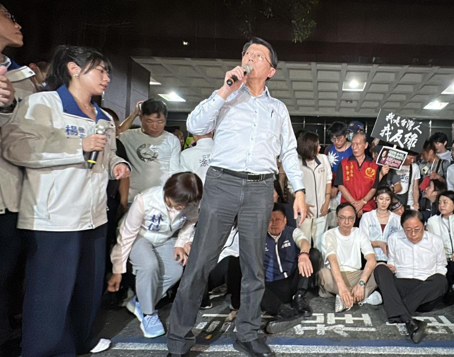 藍營北檢外火爆抗議！警方7度舉牌被無視　朱立倫、謝龍介、楊智伃遭法辦