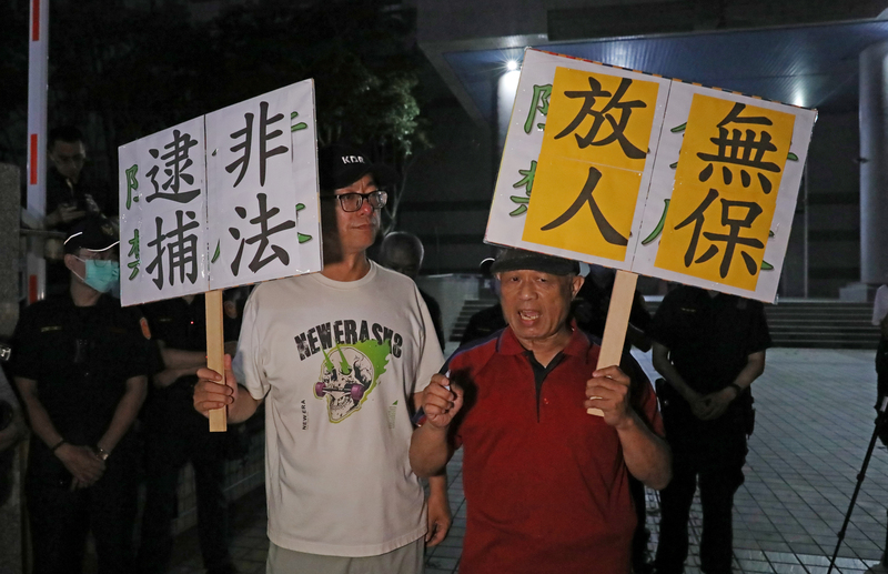 罷免高雄立委許智傑、黃捷「雙罷劫連署總站」徐尚賢的父親（前排紅上衣）及10多名支持者19日晚間前往高雄地檢署關心偵辦進度，不少人大喊「非法逮捕」、「無保放人」。 中央社