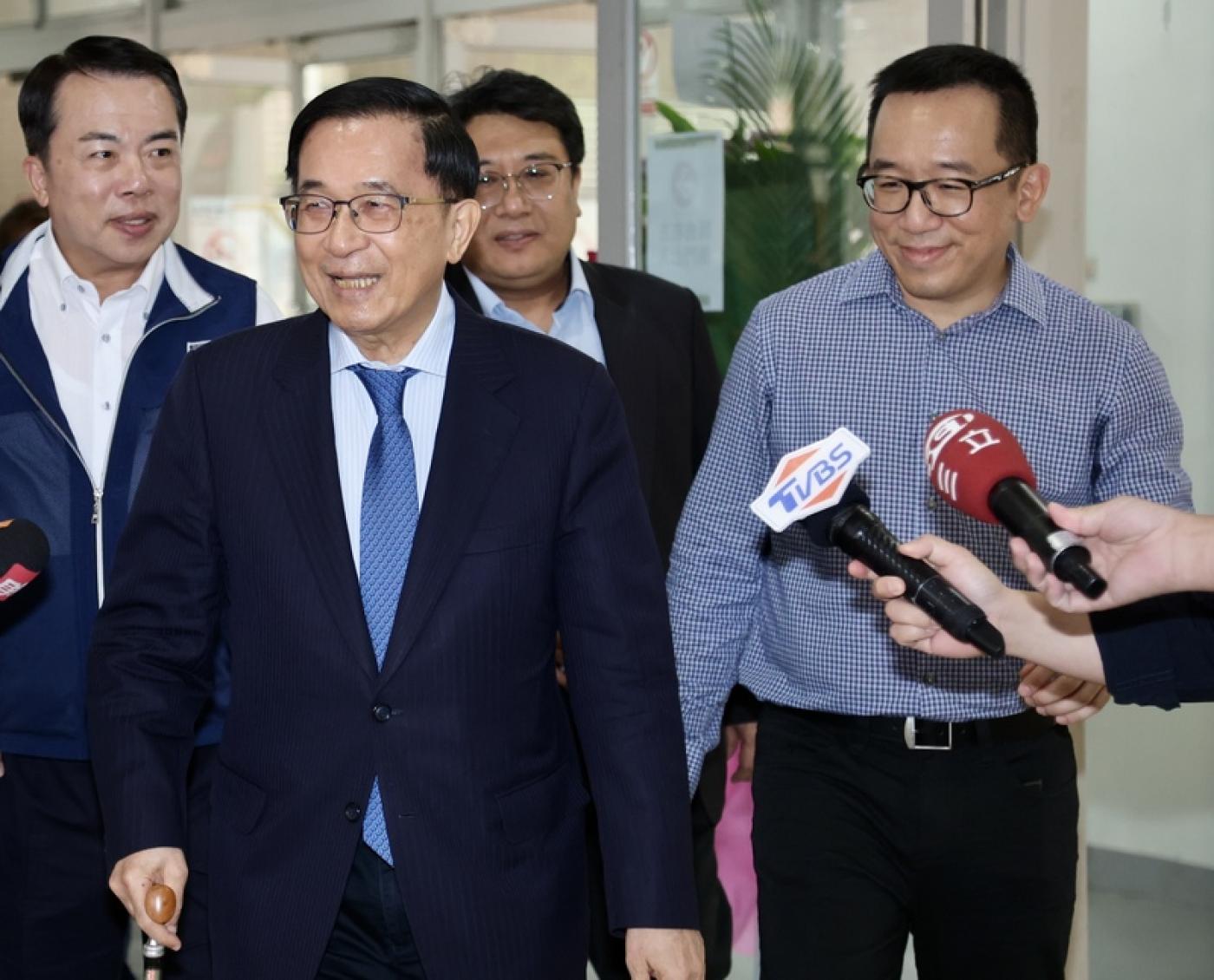 凱達格蘭學校19日在台北舉辦黃信介先生紀念講座，前總統陳水扁（左2）應邀出席，以「台灣民主的韌性與轉型」為題發表演說。 中央社