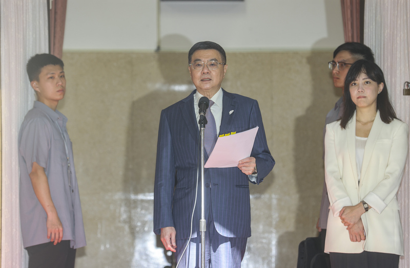  行政院長卓榮泰（中）22日上午赴立法院進行施政報告並備詢，備詢前接受媒體聯訪。中央社