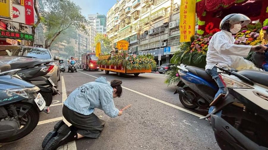 徐巧芯跪地拜媽祖　罷免領銜人曹興誠酸：以前不是「見佛殺佛」嗎？