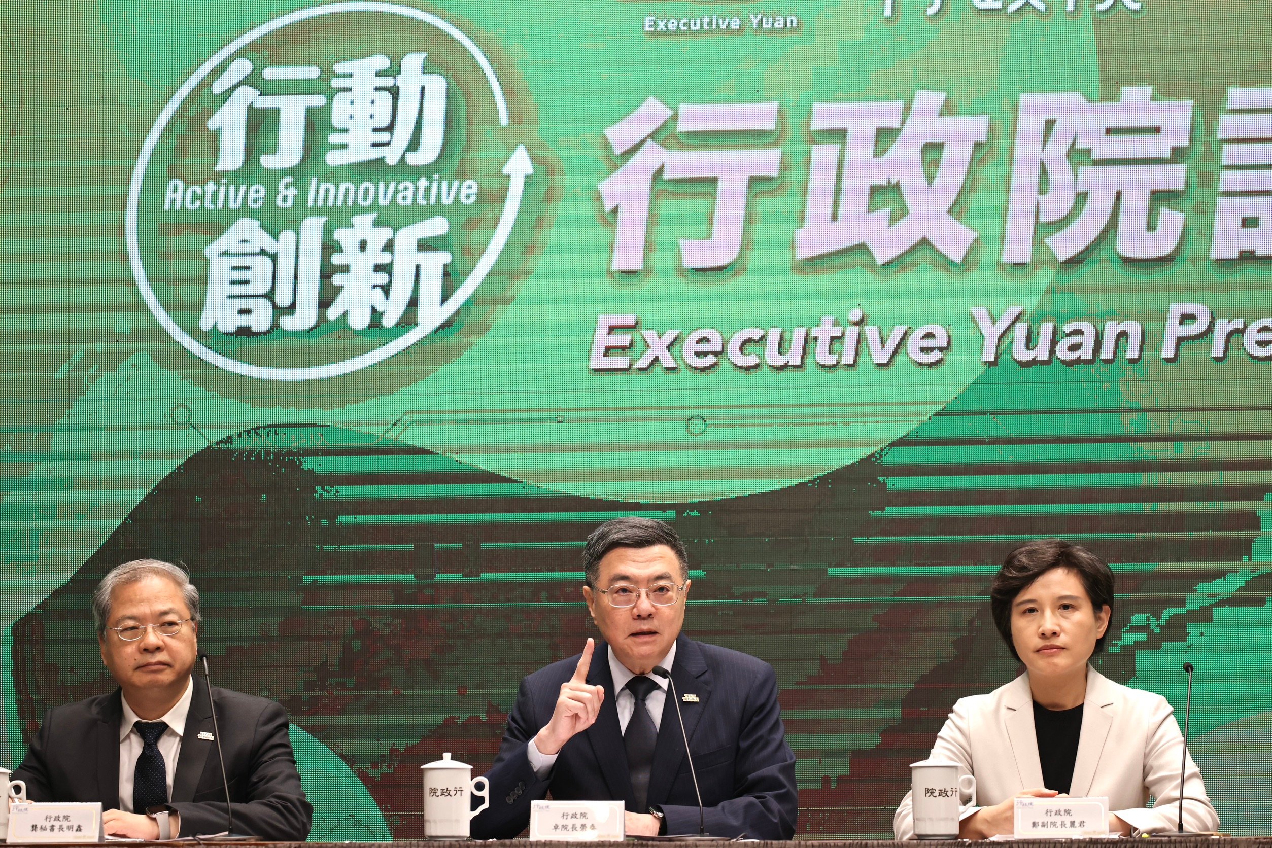 卓榮泰等三長召開記者會，說明院會通過「因應國際情勢強化經濟社會及國土安全韌性特別條例」草案，並根據中央政府總預算上限分期編列4100億元因應。林啟弘攝