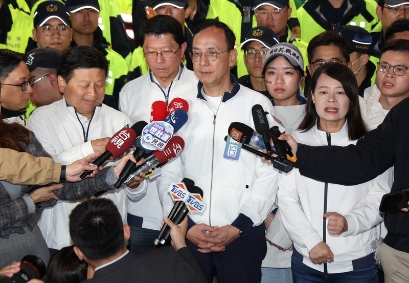 國民黨主席朱立倫（前中）26日在凱道集會活動結束後，與國民黨立委謝龍介（中左）、國民黨發言人楊智伃（中右）等人自行前往台北市警局中正一分局，針對日前北檢非法集會案進行說明，晚間步出警局後接受媒體訪問。 中央社