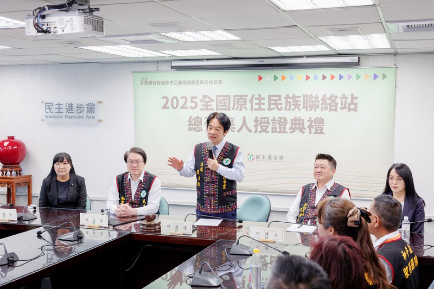 兼任民進黨主席的總統賴清德（中）30日出席「2025年全國原住民族63處聯絡站總召集人授證」典禮。 （民進黨提供）