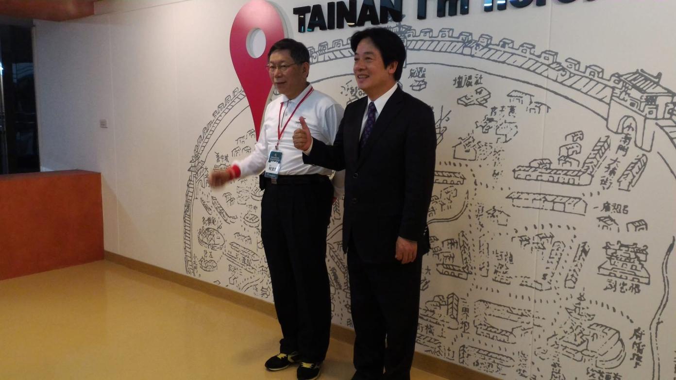 2017年3月4日，柯文哲率領市府團隊到台南市和賴清德交流，那時柯已和民進黨漸行漸遠，賴是民進黨明日之星，兩人當年的合照被陳佩琪貼在臉書上，為柯文哲抱不平。翻攝陳佩琪臉書