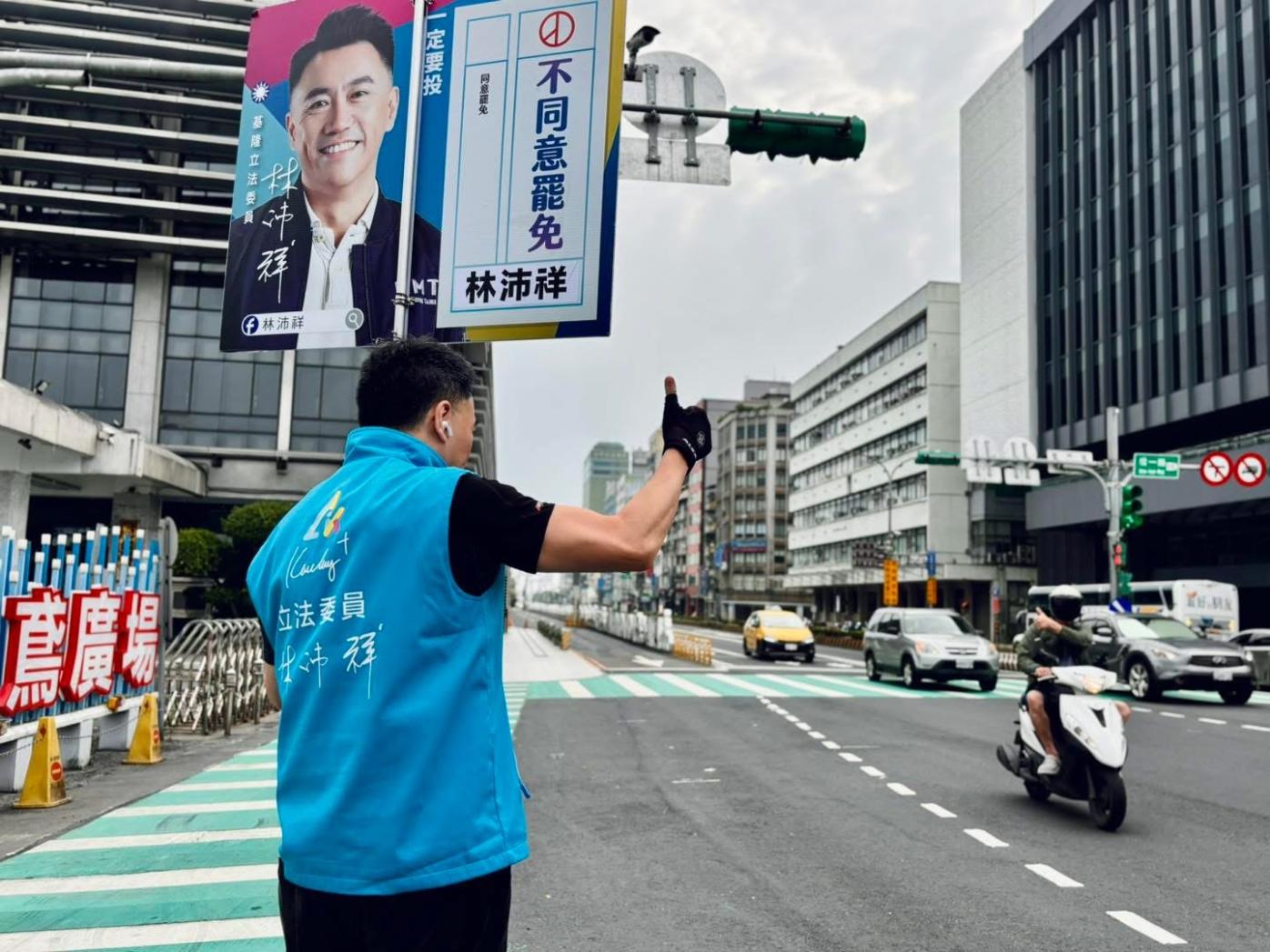面對罷免，林沛祥都是一個人站在街頭自己舉牌，在國民黨反罷免行動中，非常獨特。翻攝林沛祥臉書