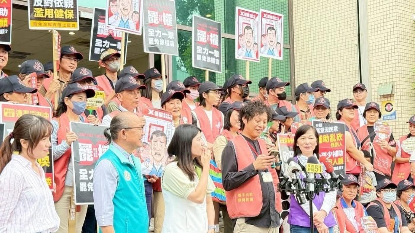 涂權吉成為大罷免二階連署完成送件的第2人，今天上午罷團志工一起到桃園市選委會送件。翻攝「全力一擊」臉書