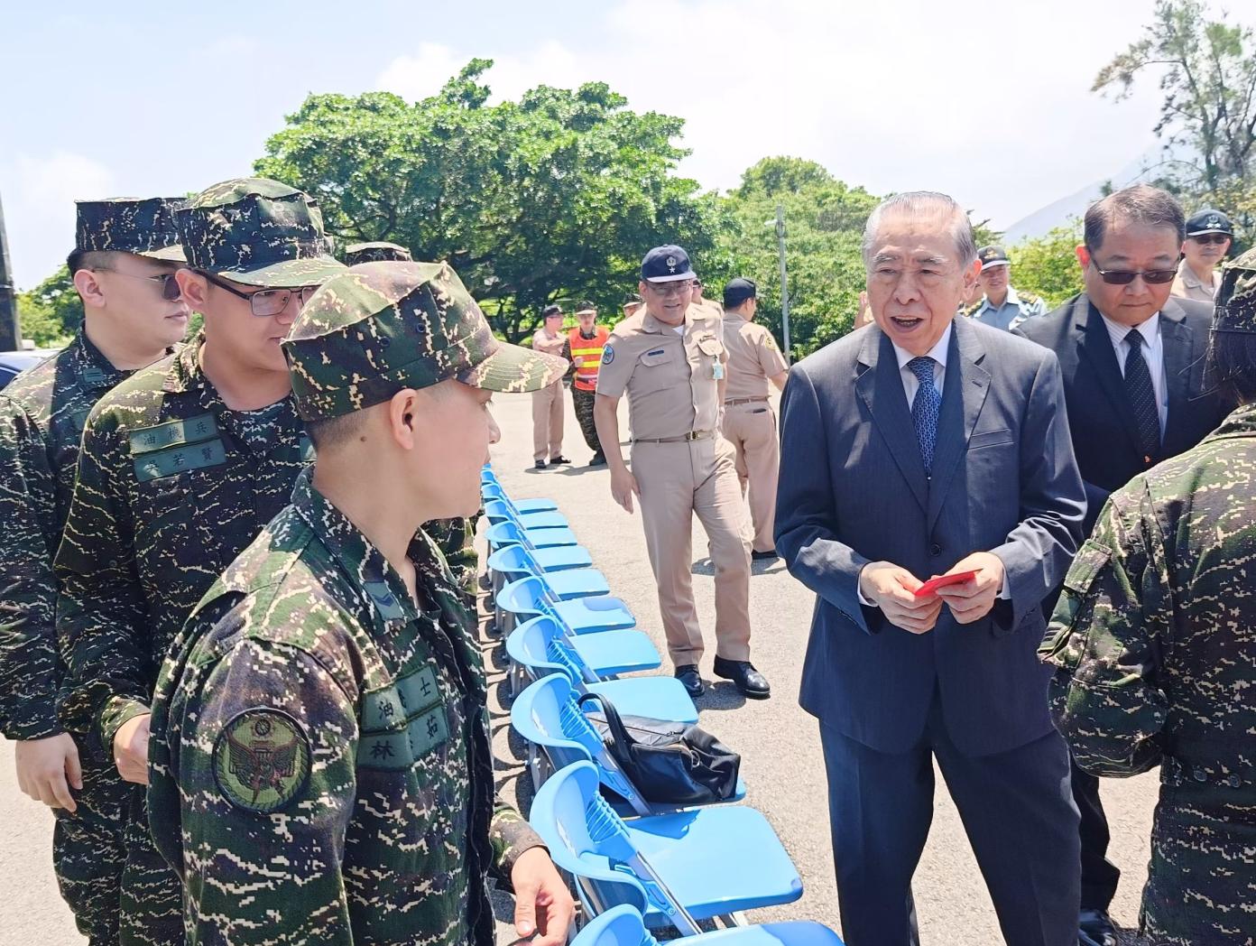 軍友社榮譽理事長李棟樑赴北部偏遠駐軍為官兵打氣。王烱華攝