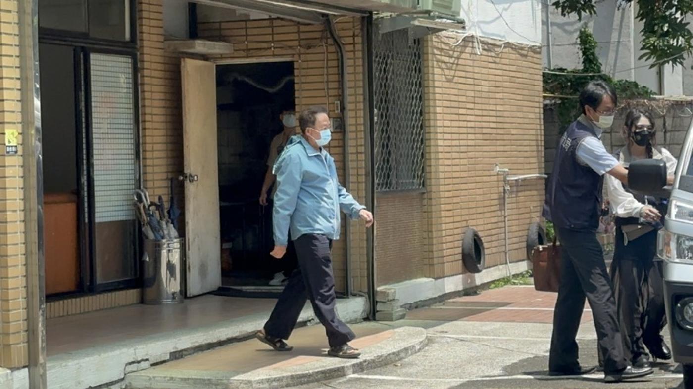 中檢偵辦立委罷免提議案疑涉幽靈連署，國民黨台中市黨部2日遭檢調搜索，黨部書記長陳劍鋒被帶回詢問，檢方訊後聲請羈押禁見。中央社