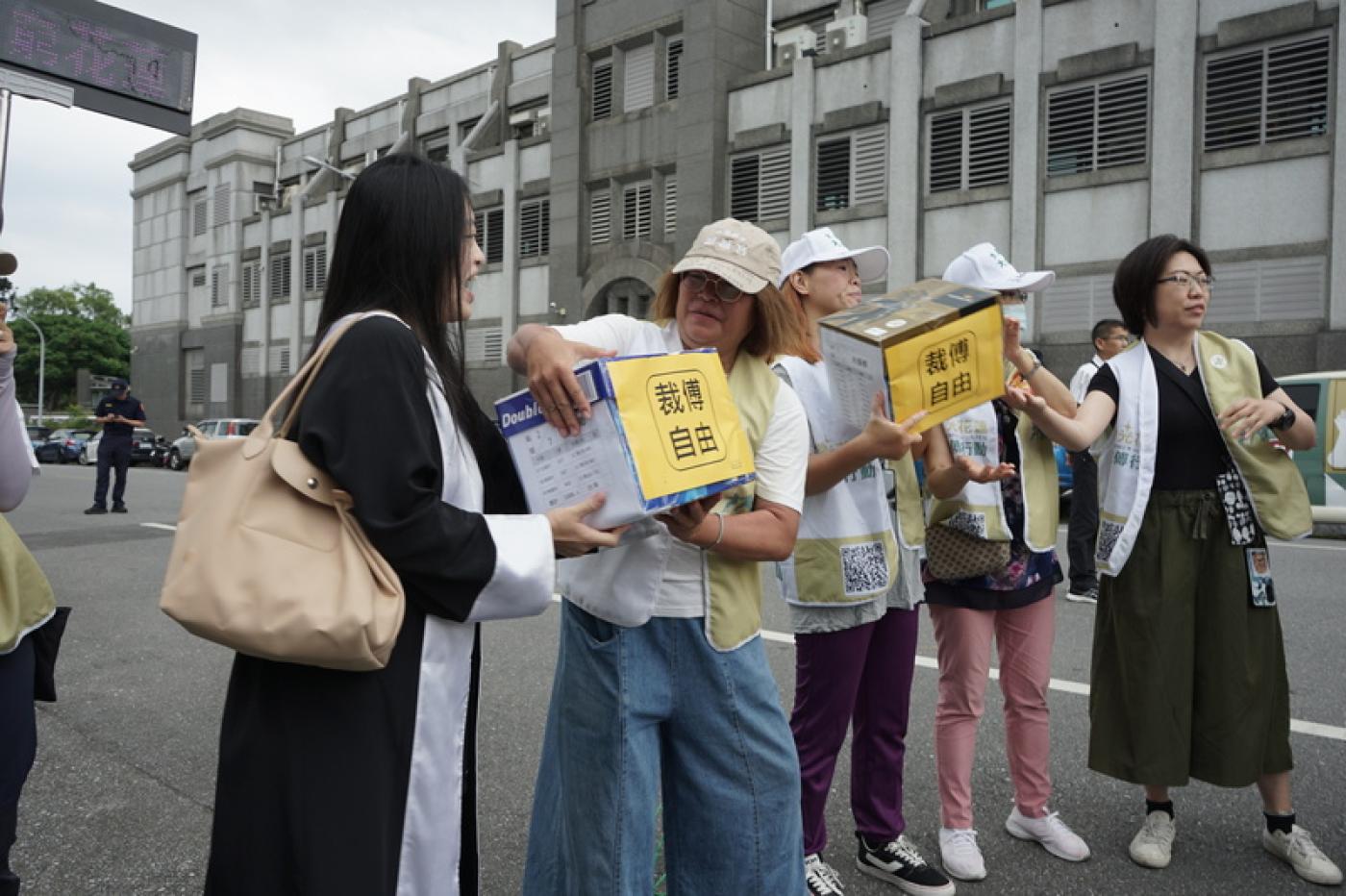 罷免國民黨立委傅崐萁民團「微光花蓮」2日將3萬2777份二階罷免連署書搬進選委會。中央社