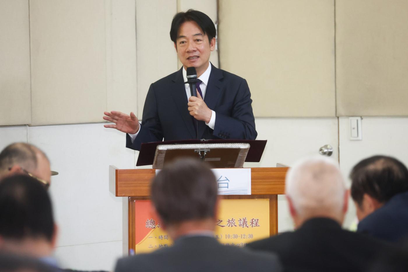 總統賴清德（中）2日到經濟部新北產業園區服務中心與業者座談。中央社
