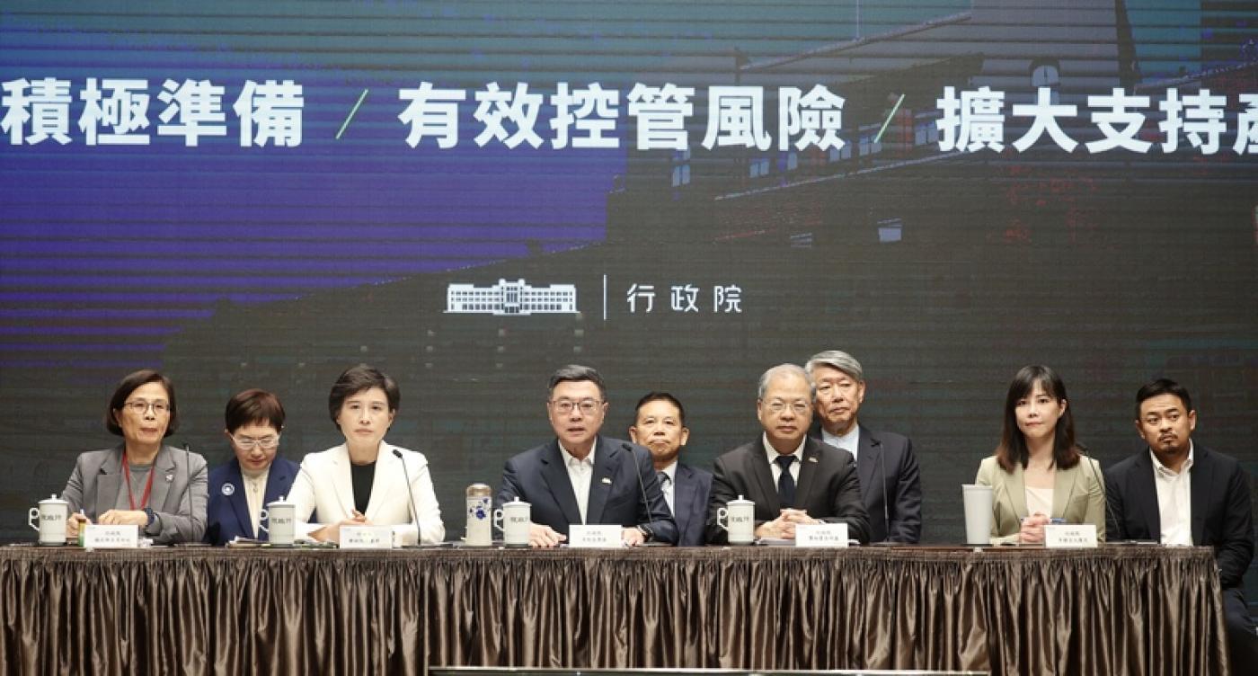 行政院副院長鄭麗君（左2）、經貿談判辦公室總談判代表楊珍妮（左1）已赴美華府，完成首度面對面談判，圖為4月3日行政院召開因應川普關稅記者會。中央社