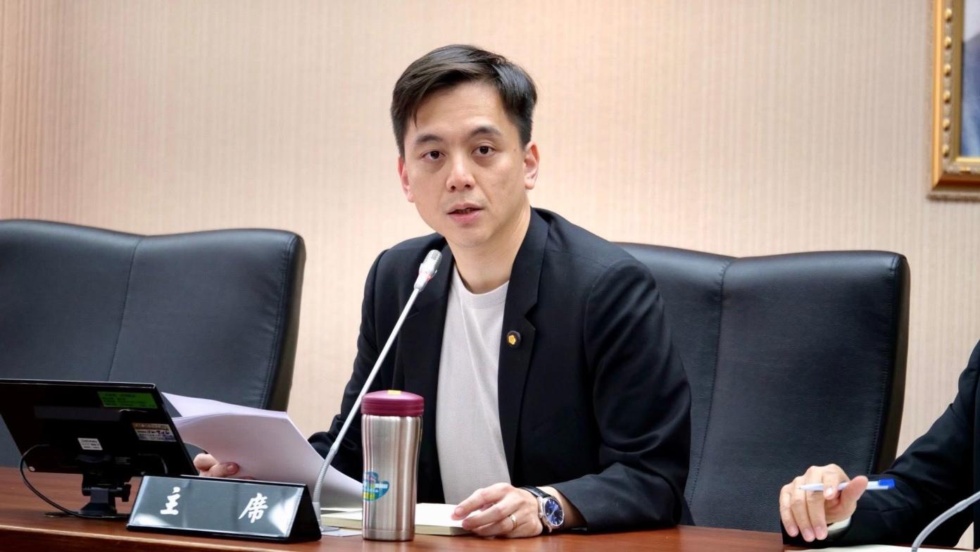 牛煦庭不滿罷團在他上任半年就揚言要罷免他，發出公開信要求與罷團領銜人公開辯論。翻攝牛煦庭臉書