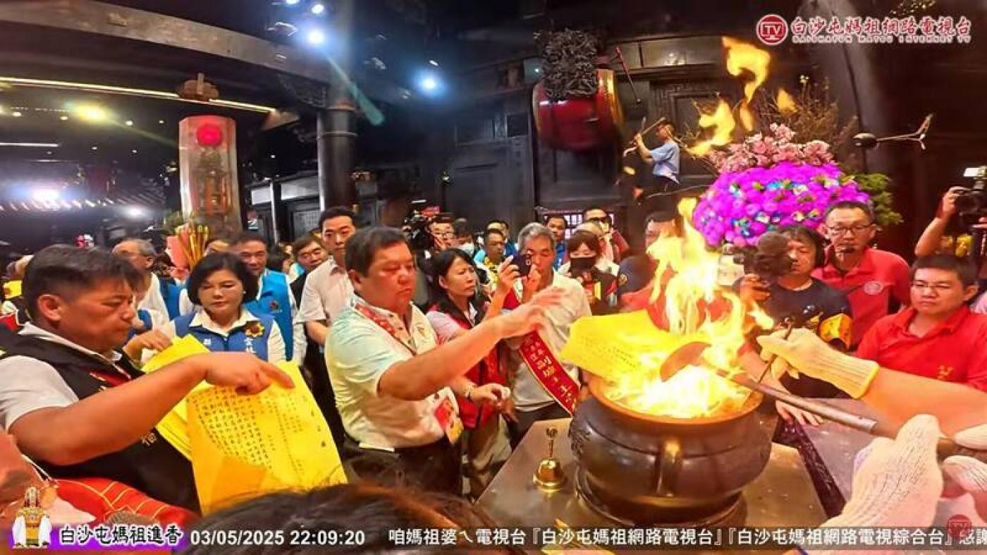 張麗善在整理信徒的疏文，本來是好事一件，但網友把她代燒疏文的動作和去年朝天宮住持燒疏文的過程相比較，批評她的動作像是丟垃圾一樣。翻攝白沙屯網路電視台