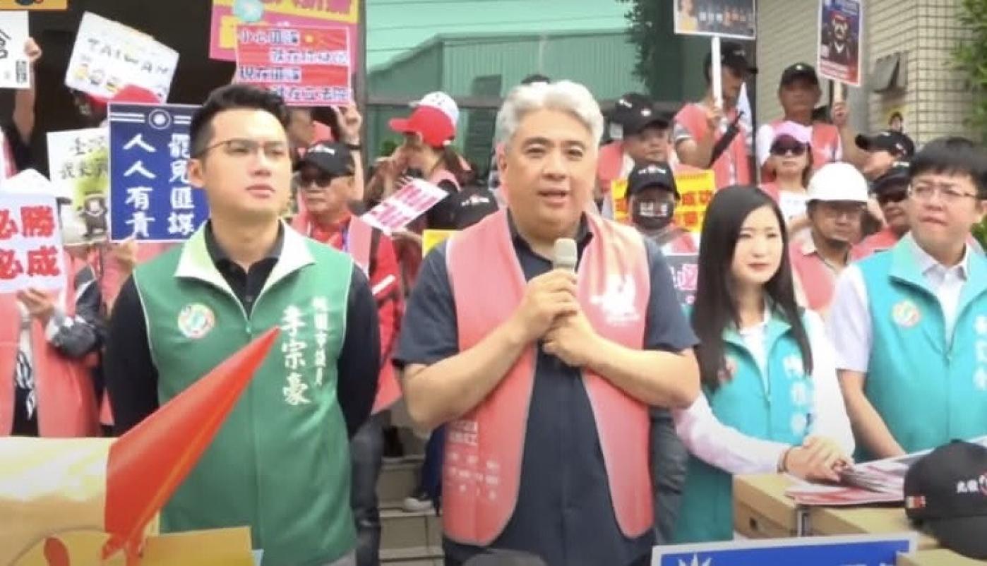 桃園罷團今天送出國民黨立委牛煦庭、萬美玲及邱若華的二階罷免連署，完成6連罷全壘打。翻攝罷免牛煦庭臉書