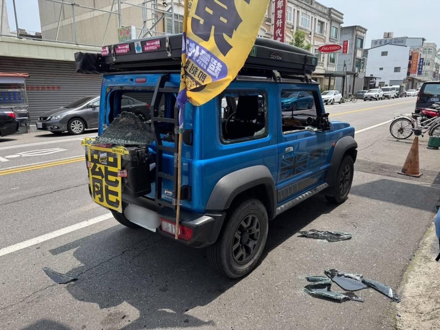 宣傳罷免邱鎮軍及陳超明的吉普車，右邊玻璃及後擋風玻璃全禮水打破。翻攝苗栗國罷免立委連線