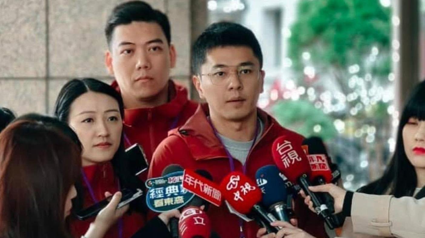 李孝亮和媽媽對罷免綠委態度截然不同，李孝亮仍堅持擔任罷免吳沛憶領銜人。翻攝李孝亮臉書