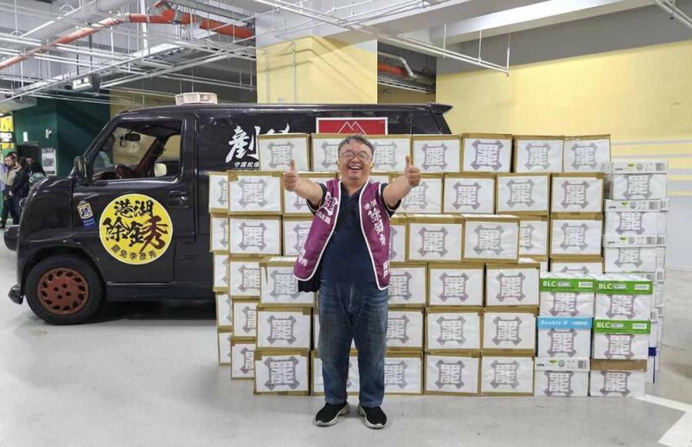 「港湖除銹」罷團領銜人鍾春德6日將二階連署的45183份，送到北市選委會。港湖除銹提供
