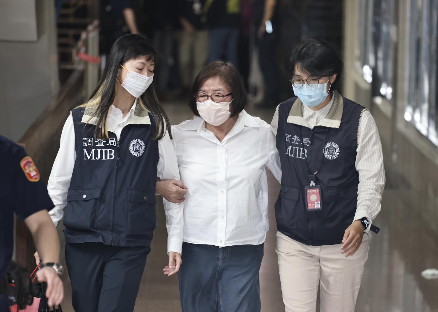 75歲的黃呂錦茹因抗告遭駁回，今年要在看守所內度過母親節。圖為4月25日黃呂錦茹遭移送到台北地檢。林啟弘攝