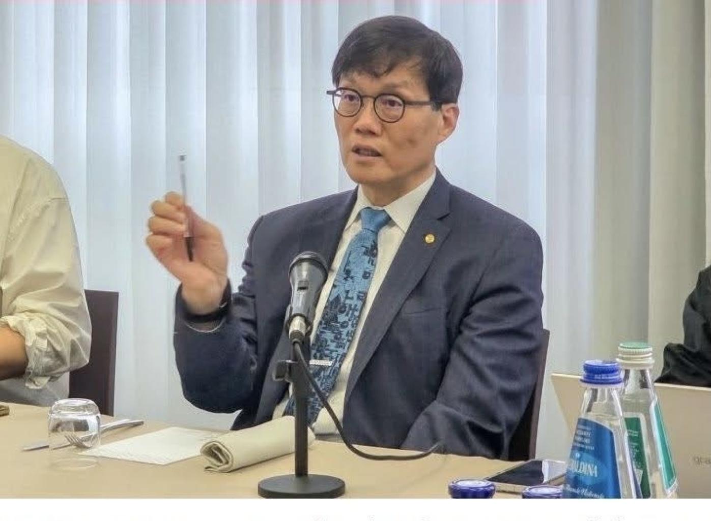 韓國銀行總裁李昌鏑對於亞洲國家包括台灣在內匯率變動的評論，在台灣引起網友及財經學者的注意。翻攝網路