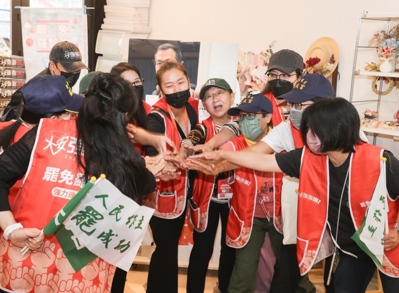 罷免國民黨立委羅智強團體「大安強強滾」7日上午舉行記者會後，準備前往台北市選舉委員會提交第2階段連署書。中央社