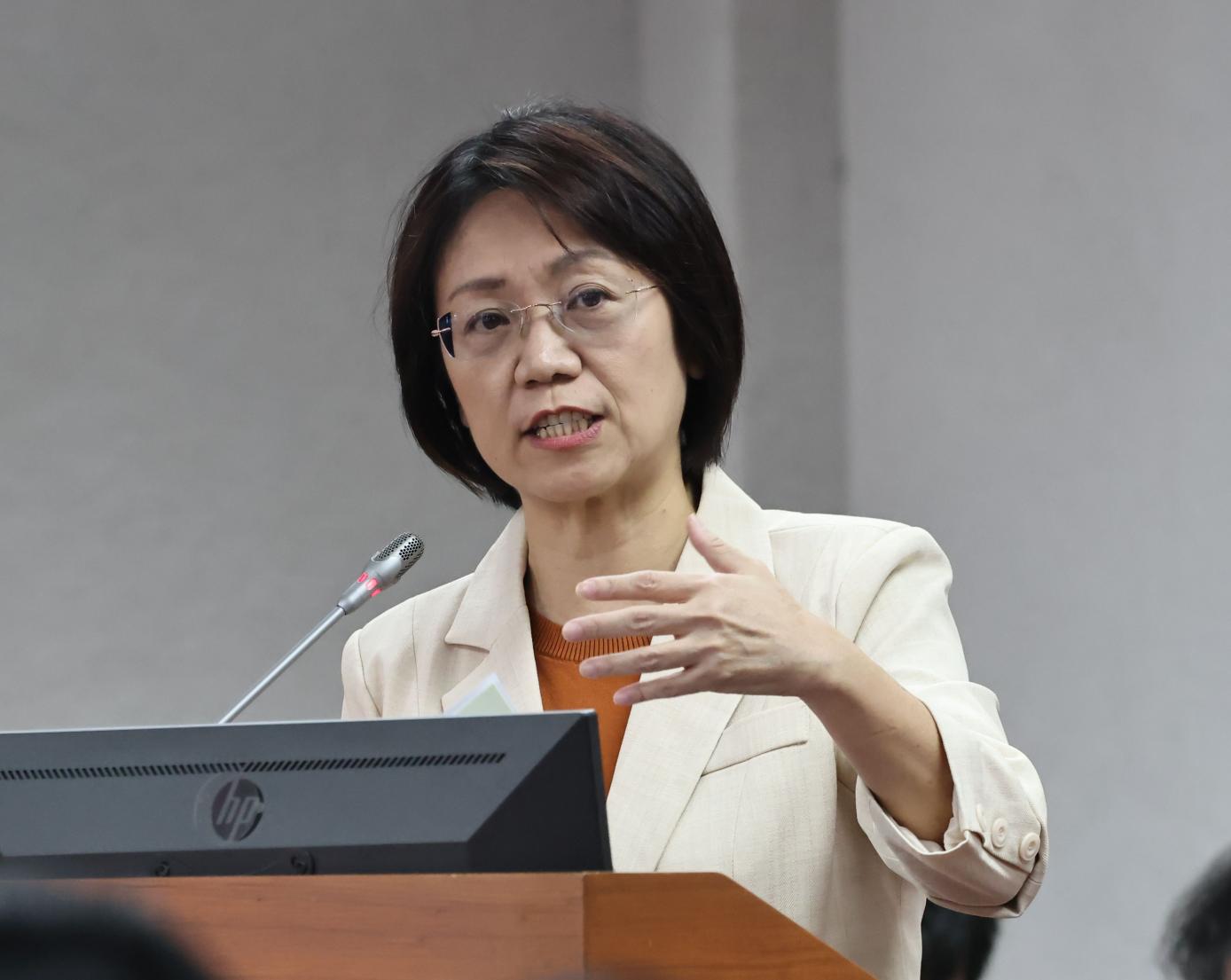 翁曉玲7日舉過去的罷連署偽造案，質疑中選會「超前移送」。資料照片／林啟弘攝