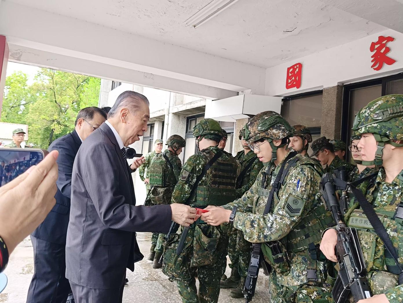 軍人之友社榮譽理事長李棟樑感謝官兵為國辛勞。王烱華