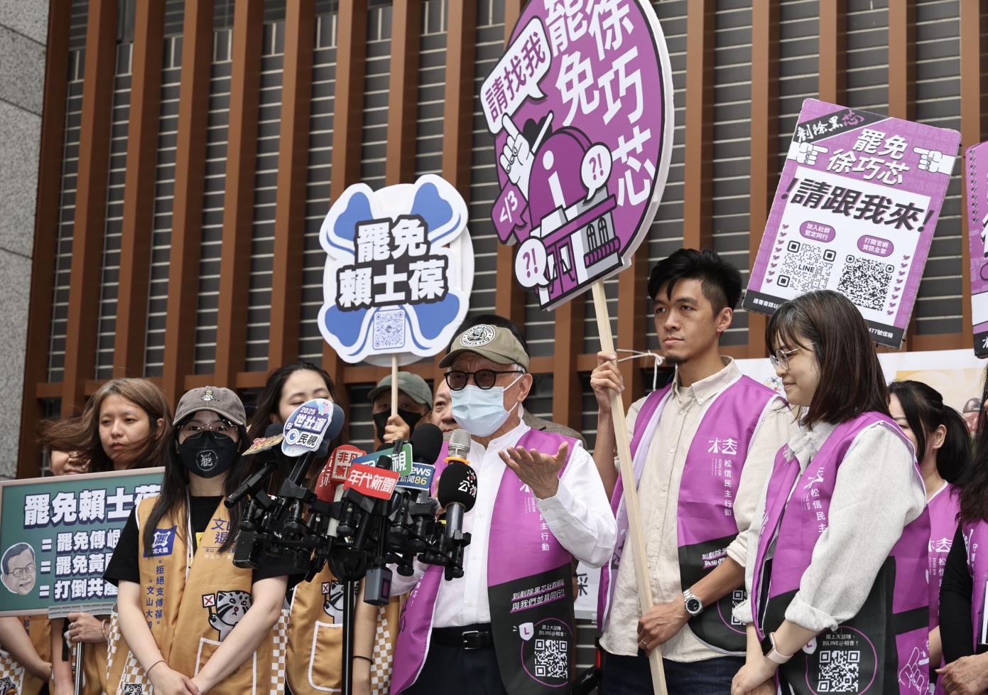罷免徐巧芯領銜人曹興誠（圖中戴墨鏡）今天與志工一起送件，讓巧芯巧芯得第一諾言實現了。林啟弘攝