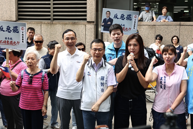 國民黨主席朱立倫（前右4）7日以納粹德國領袖希特勒類比、諷刺賴清德總統，遭德國在台協會發聲明譴責。中央社
