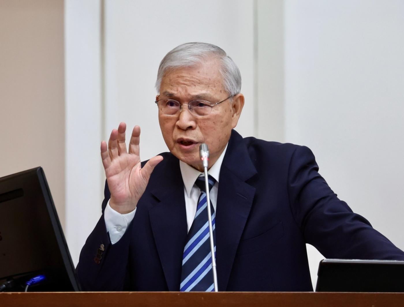 中央銀行總裁楊金龍列席立法院財政委員會備詢，朝野立委關切匯率議題，楊金龍表示，美國主要重點還是在關稅，台灣沒有受到美國施壓，要求新台幣升值。 中央社