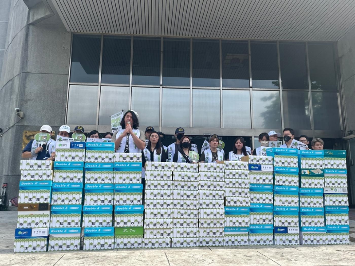 罷免國民黨籍立法委員羅明才團隊9日上午將第2階段連署書送交新北市選舉委員會。中央社