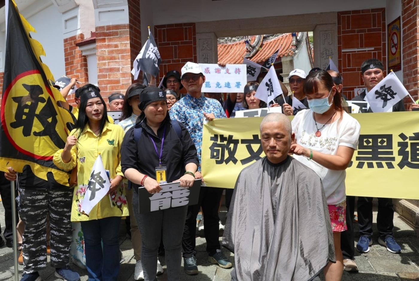 前客委會主委楊長鎮（前右）現場剃髮，聲援罹癌化療中的領銜人Ami（前左2）。中央社