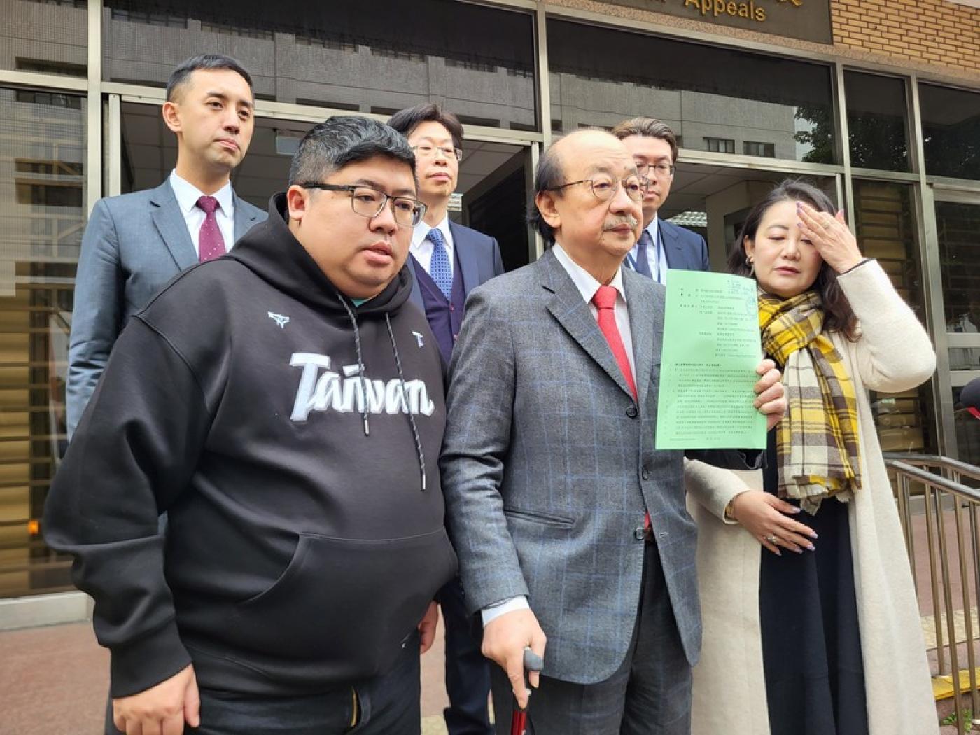 民進黨團今年1月23日率律師前往司法院提《憲訴法》修正案釋憲、暫時處分。中央社
