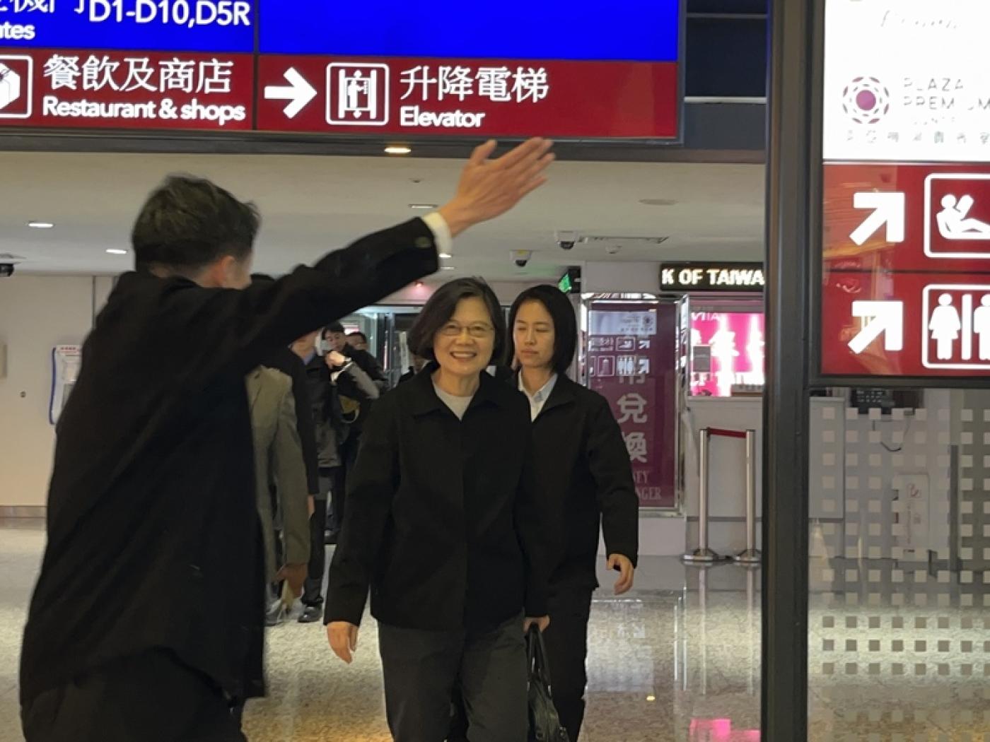前總統蔡英文（中）9日晚間從桃園國際機場搭機啟程前往歐洲，將出訪立陶宛及丹麥發表演說，在桃機行經媒體面前時神色開心。中央社