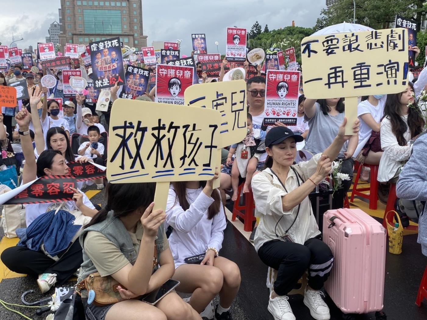 「剴剴網路媽媽群」10日下午在凱達格蘭大道舉辦「終結兒虐，陪你長大」護兒集會行動。中央社