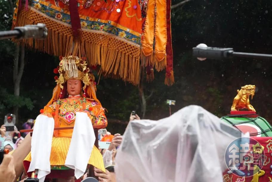 藍綠都平等看待？　遇「大罷免」小旗鑽轎腳媽祖閃過
